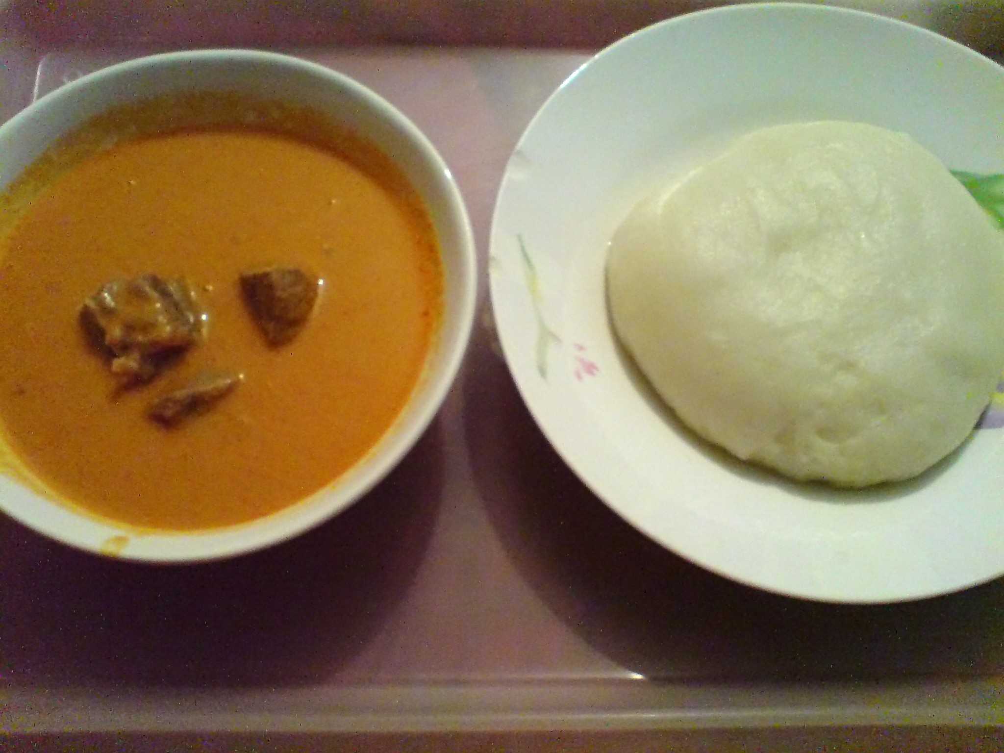 Sepiring fufu (kanan) ditemani sup kacang
