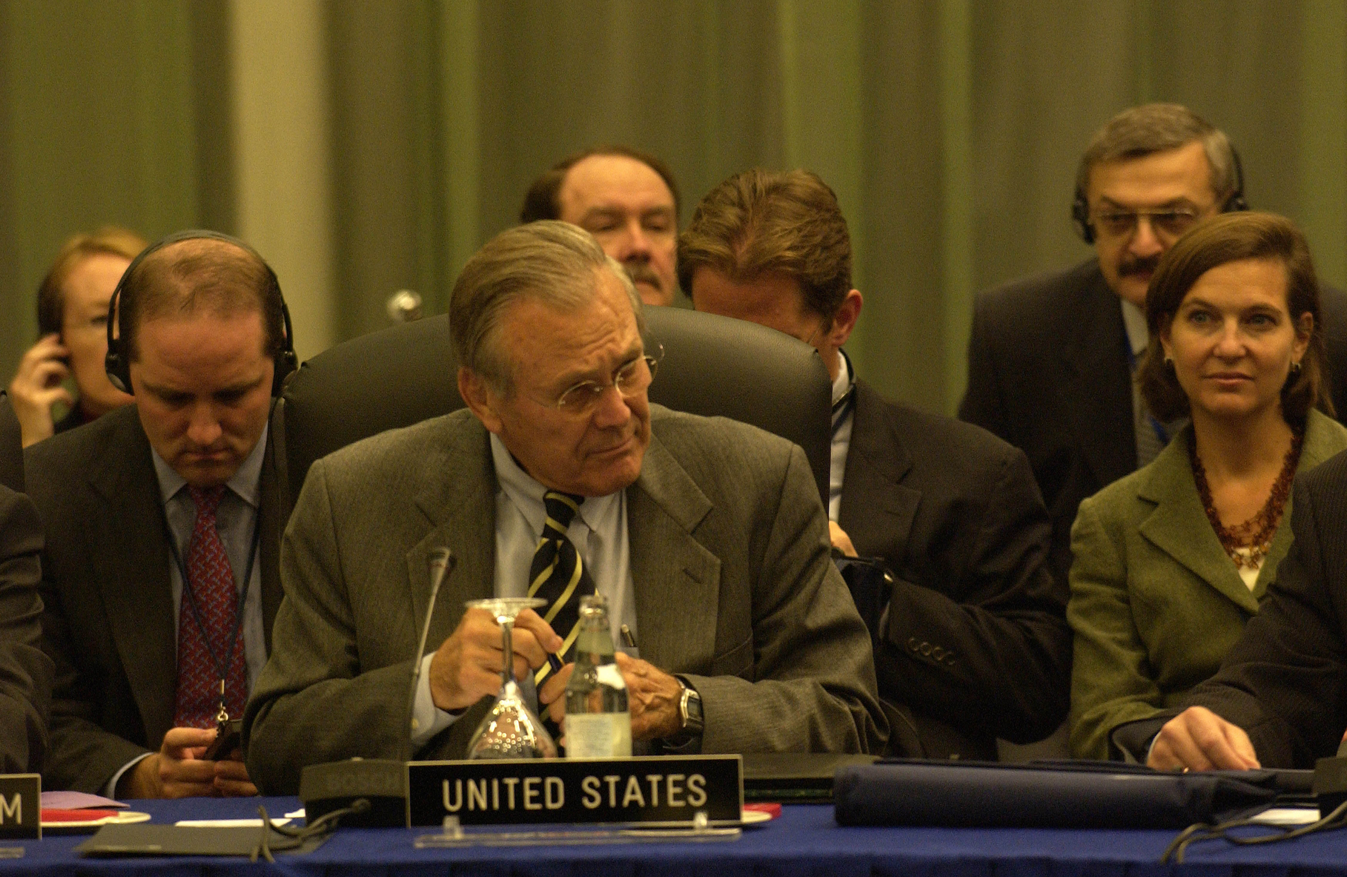 Rumsfeld dan Victoria Nuland pada konsultasi NATO-Ukraine di Vilnius, Lithuania, pada 24 Oktober 2005.