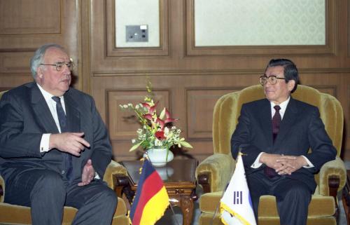 1993년 3월, 헬무트 콜과 회담하는 황인성 총리