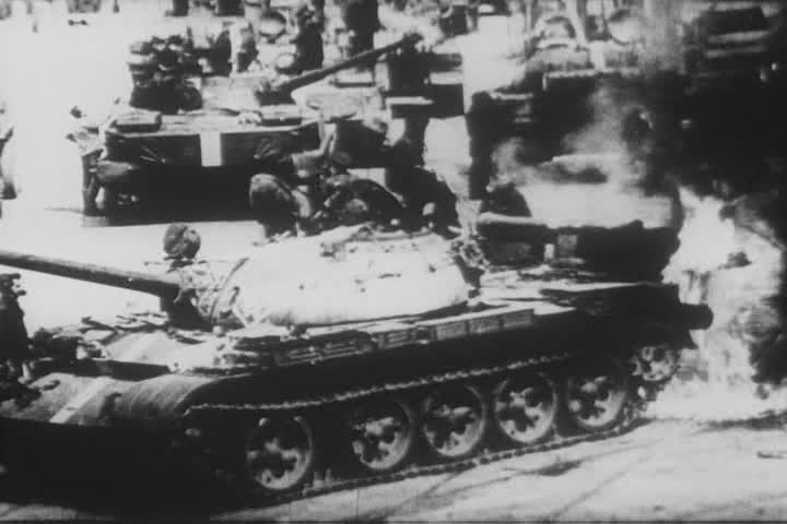 1968年のチェコスロバキア侵攻中、チェコ人抗議者と交戦中に炎上するソビエトのT-55戦車。