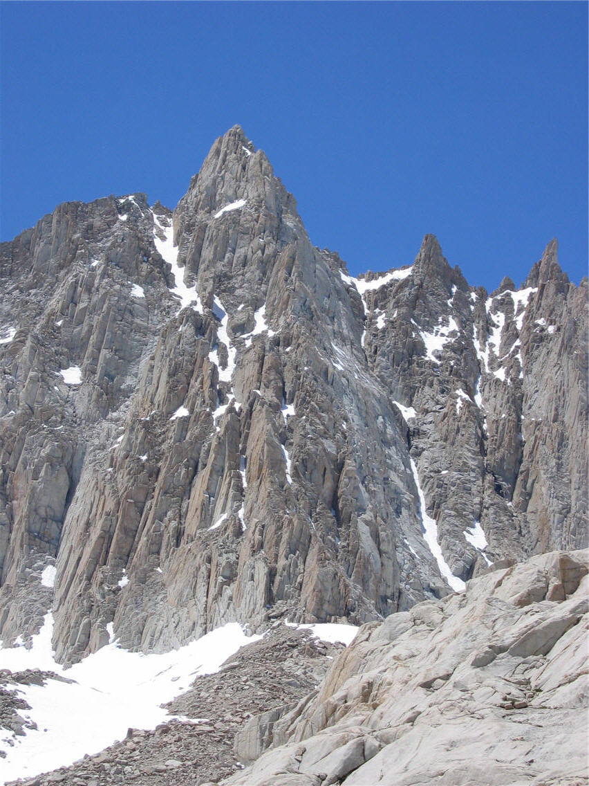 하이 시에라의 휘트니산 남쪽 1609 m (1 mile) 지점에 위치한 뮤어산