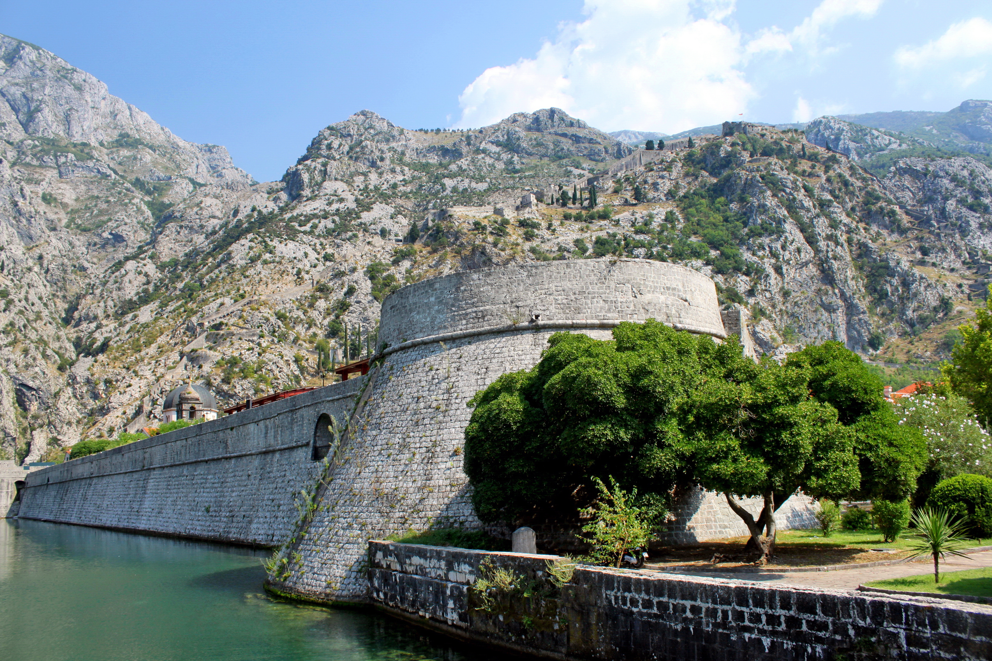 Benteng Kotor. Dibangun antara abad ke-9 dan ke-19, Situs Warisan Dunia UNESCO.
