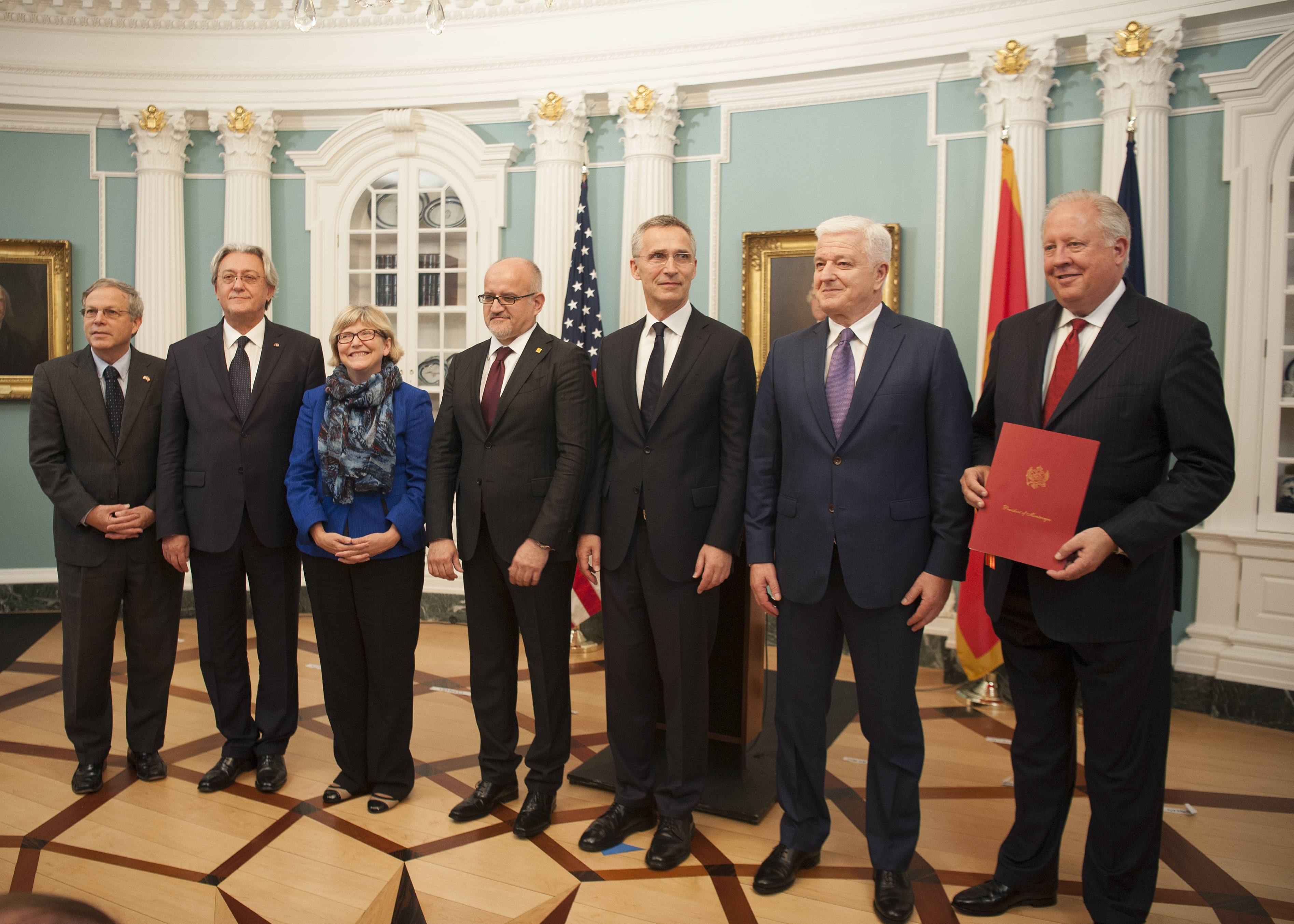 Menteri Luar Negeri Montenegro Srdjan Darmanović menyerahkan dokumen kepada Wakil Menteri Luar Negeri AS untuk Urusan Politik Thomas Shannon dan Perdana Menteri Montenegro Duško Marković dalam sebuah upacara di Departemen Luar Negeri untuk menerima instrumen aksesi Montenegro ke NATO, 5 Juni 2017.