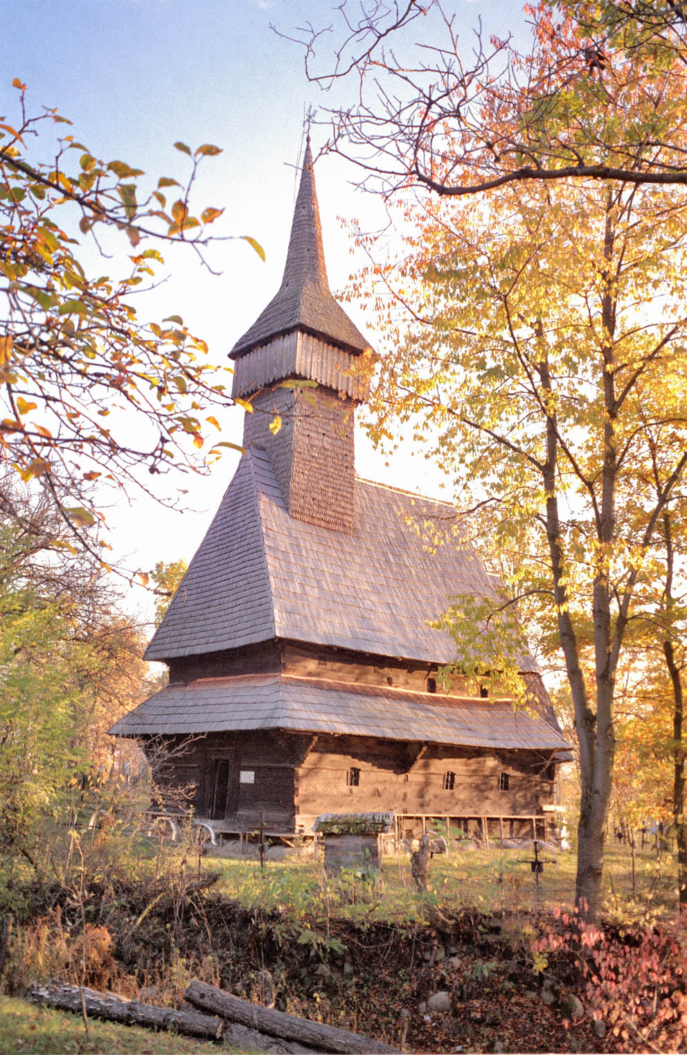 Gereja kayu di Sârbi Josani, contoh arsitektur kayu Maramureș (meskipun tidak termasuk dalam daftar UNESCO, ini mewakili gaya tersebut). Foto spesifik dari 8 gereja UNESCO akan lebih baik jika tersedia. Untuk saat ini, ini sebagai placeholder gaya.
