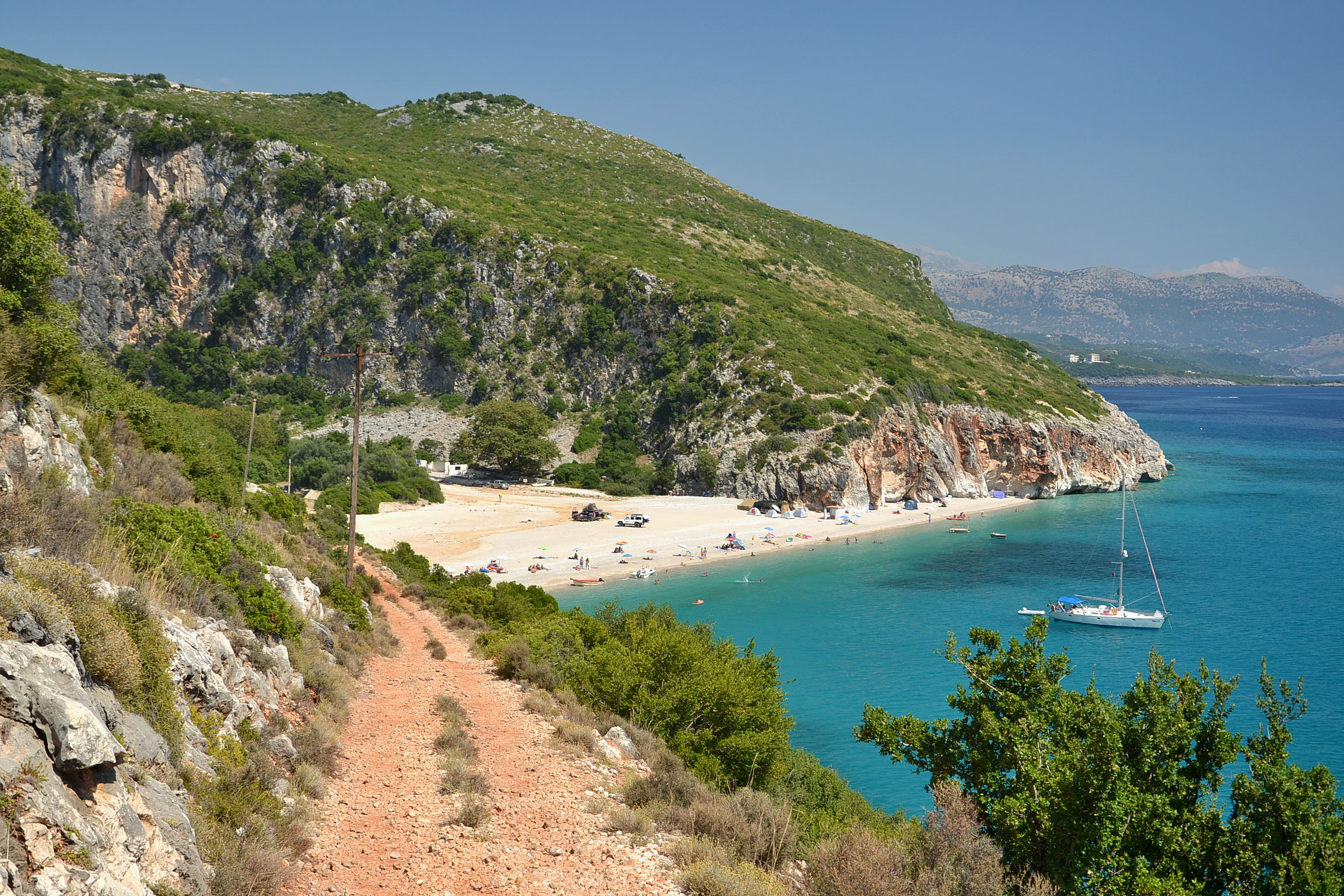 Gjipe terletak di pertemuan Adriatik dan Laut Ionia, di Riviera Albania