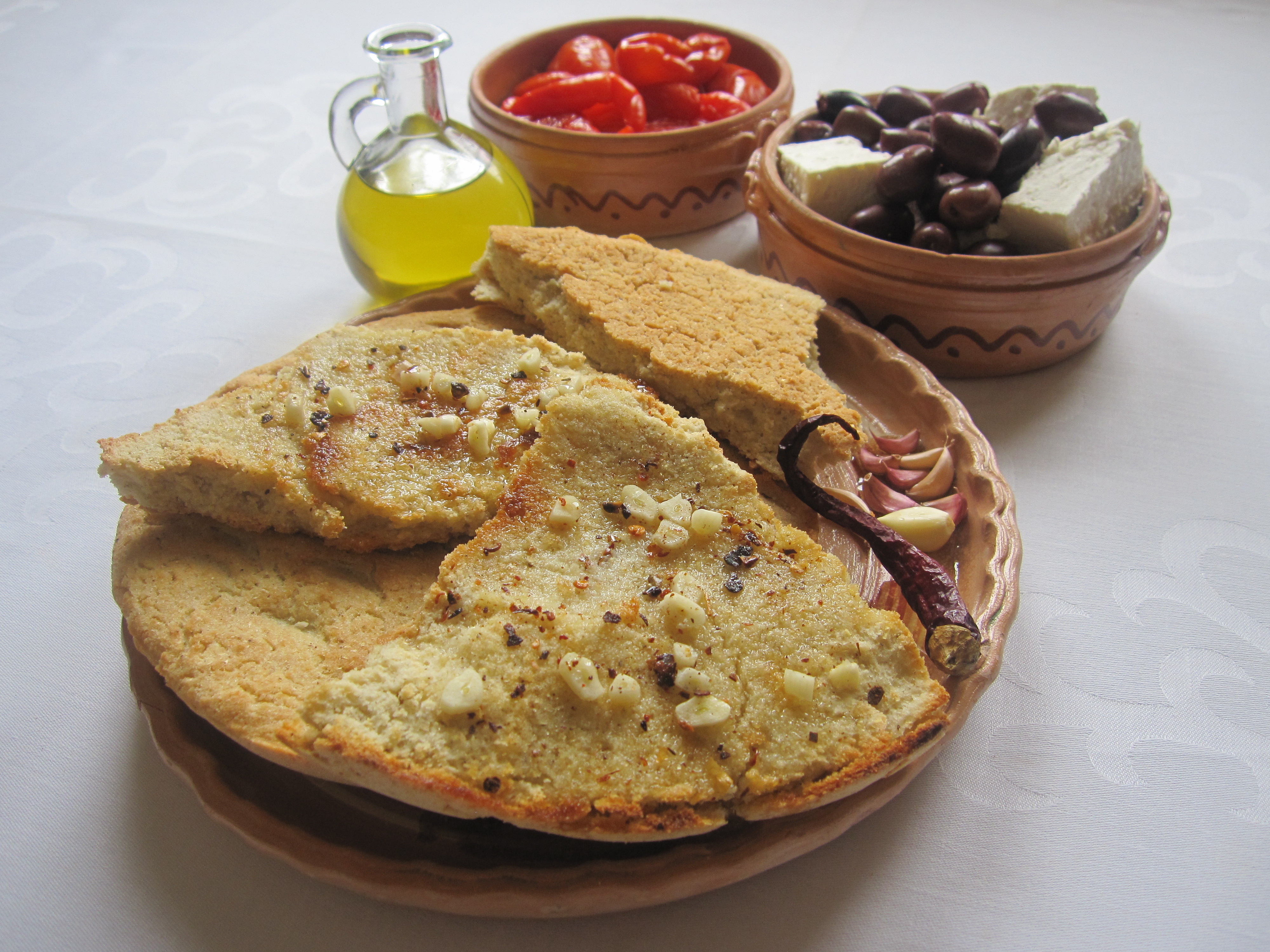 Bukë misri (roti jagung) adalah makanan pokok di meja makan Albania
