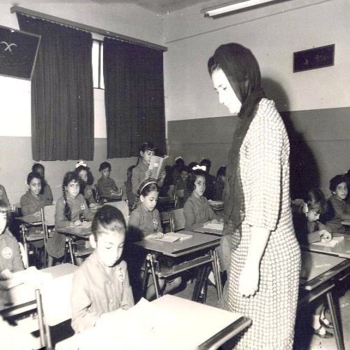 파이살의 아내 중 한 명인 이프파트 알 투나얀 여왕의 학교 방문 사진