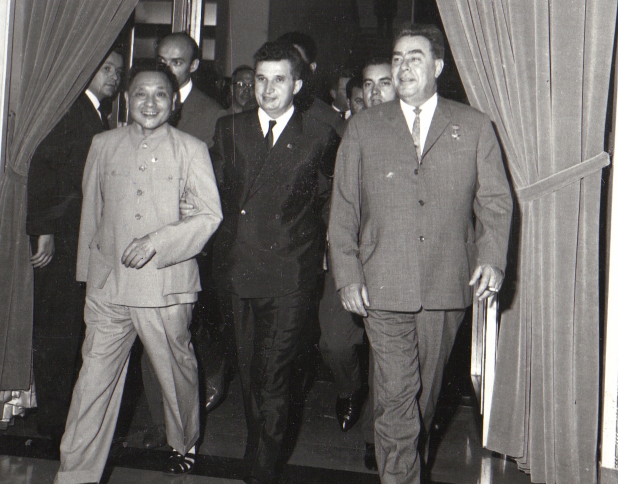 ブカレストにて、鄧小平(左)とブレジネフ(右)、ニコラエ・チャウシェスク(中央)と(1965年)
