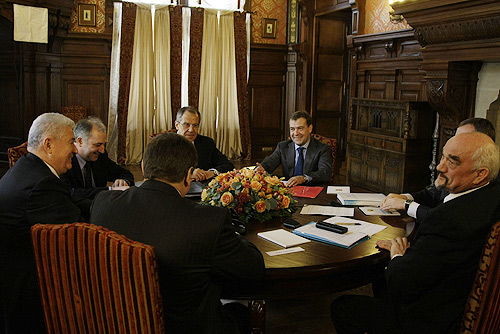 Igor Smirnov (kiri) bersama Vladimir Voronin (tengah) dan Dmitry Medvedev (kanan) di Barvikha, 18 Maret 2009