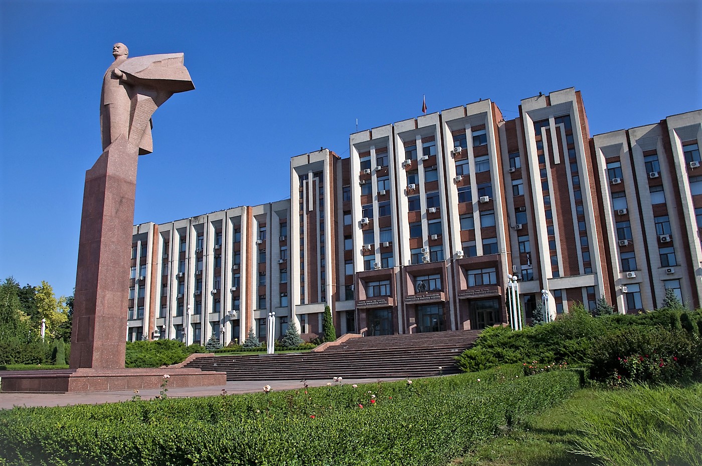 Gedung Dewan Tertinggi di Tiraspol, dengan patung Vladimir Lenin di depannya.
