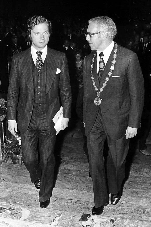 Raja Carl Gustaf dan Senator Sweden R. S. Stefanson di Dewan Bandaraya Stockholm pada tahun 1975.