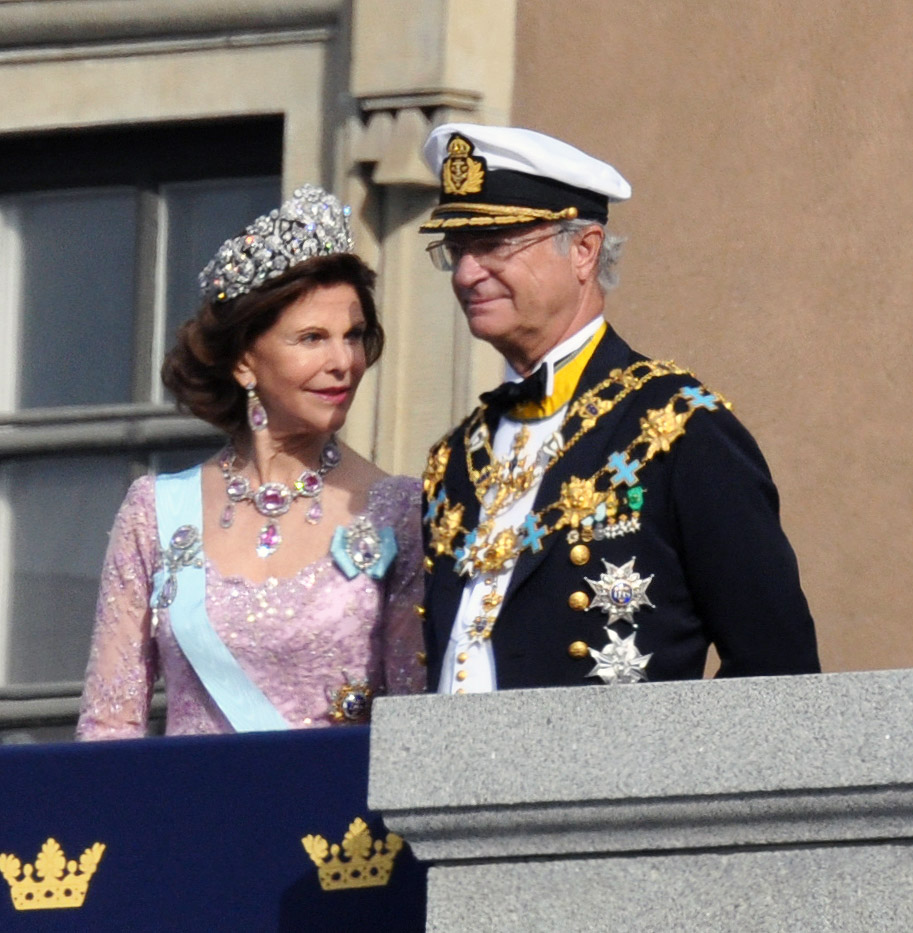 Raja Carl XVI Gustaf bersama Ratu Silvia di perkahwinan diraja anakanda perempuan baginda Victoria.