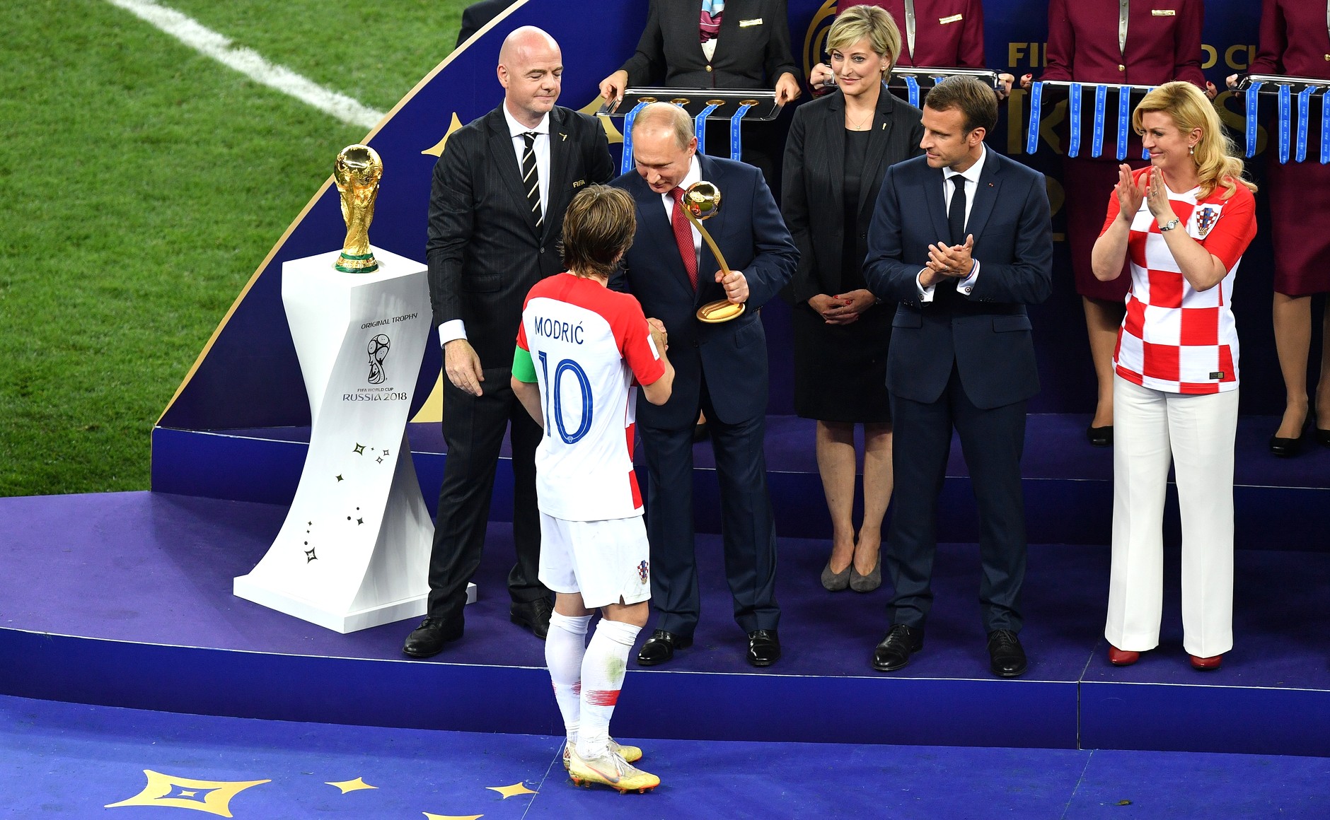Modrić accepting the Golden Ball award at the hands of Vladimir Putin after the 2018 FIFA World Cup Final.