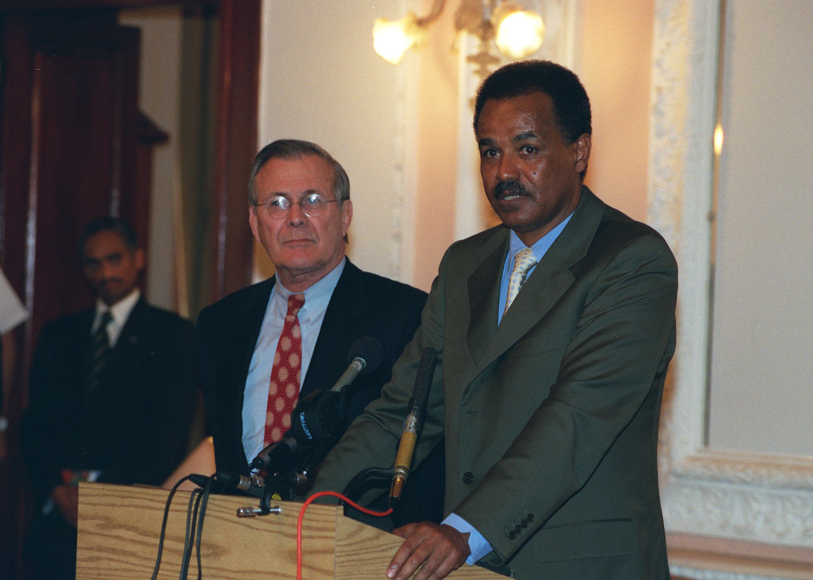 Presiden Isaias Afwerki bersama Setiausaha Pertahanan A.S. Donald Rumsfeld, Disember 2002
