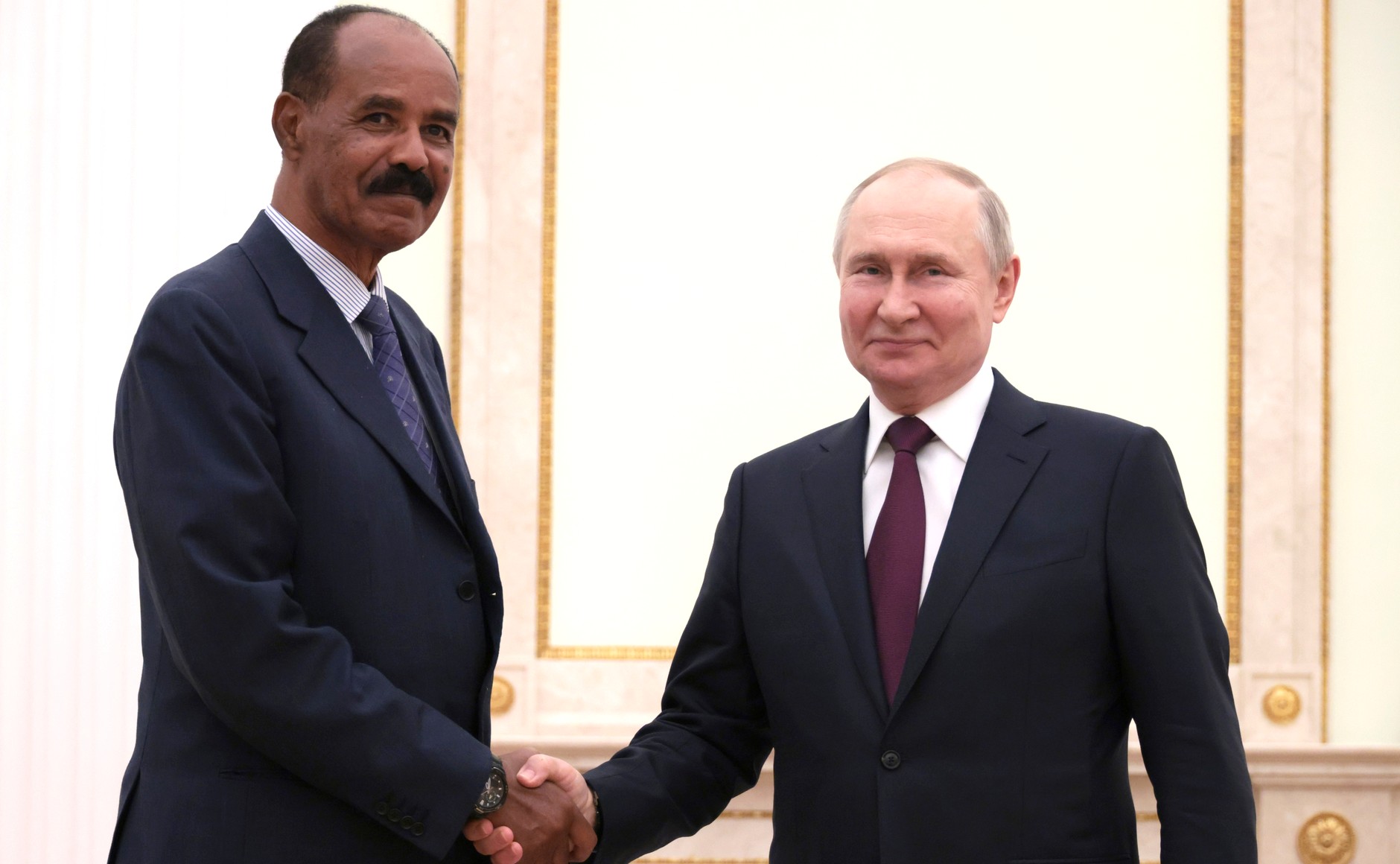 Isaias Afwerki bersama presiden Rusia Vladimir Putin di Kremlin di Moscow pada 31 Mei 2023