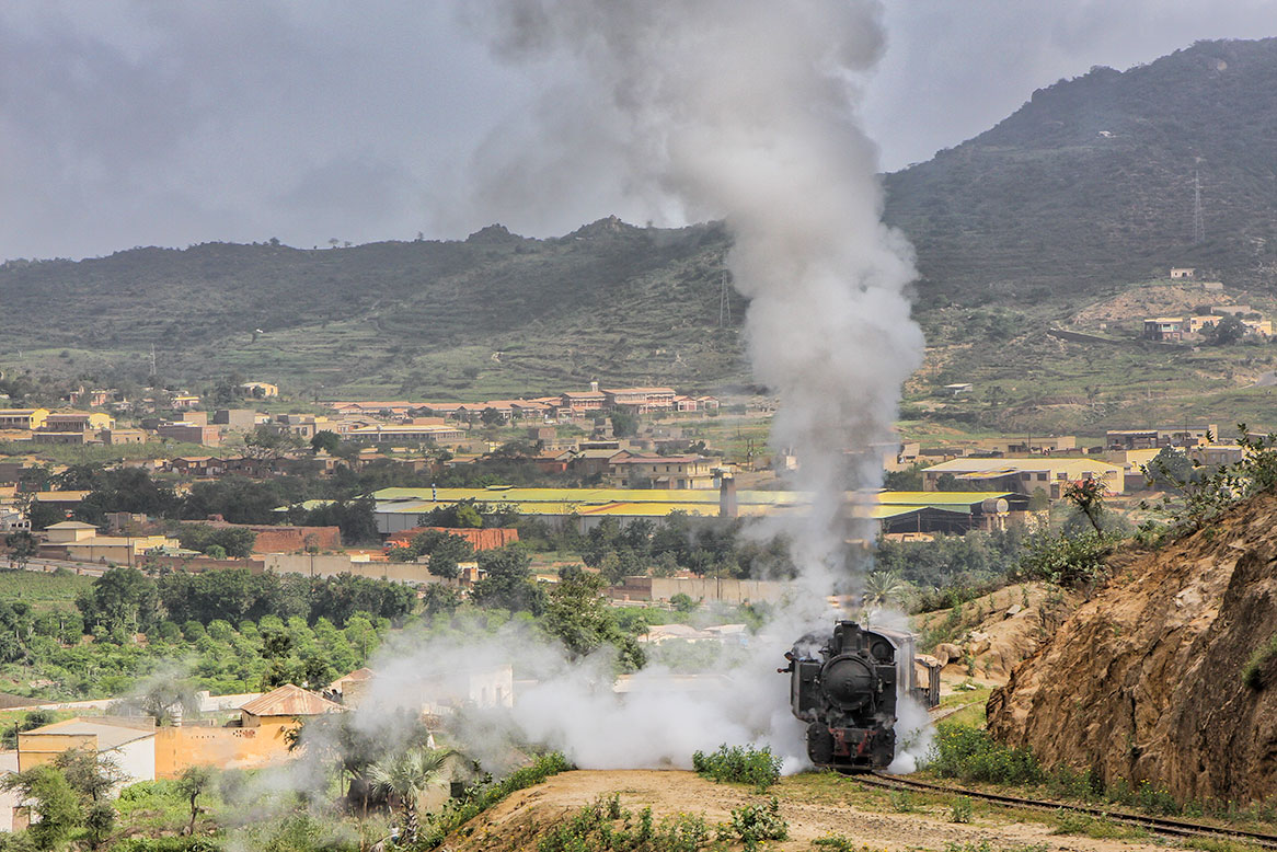 Kereta api wap di luar Asmara di Kereta Api Eritrea