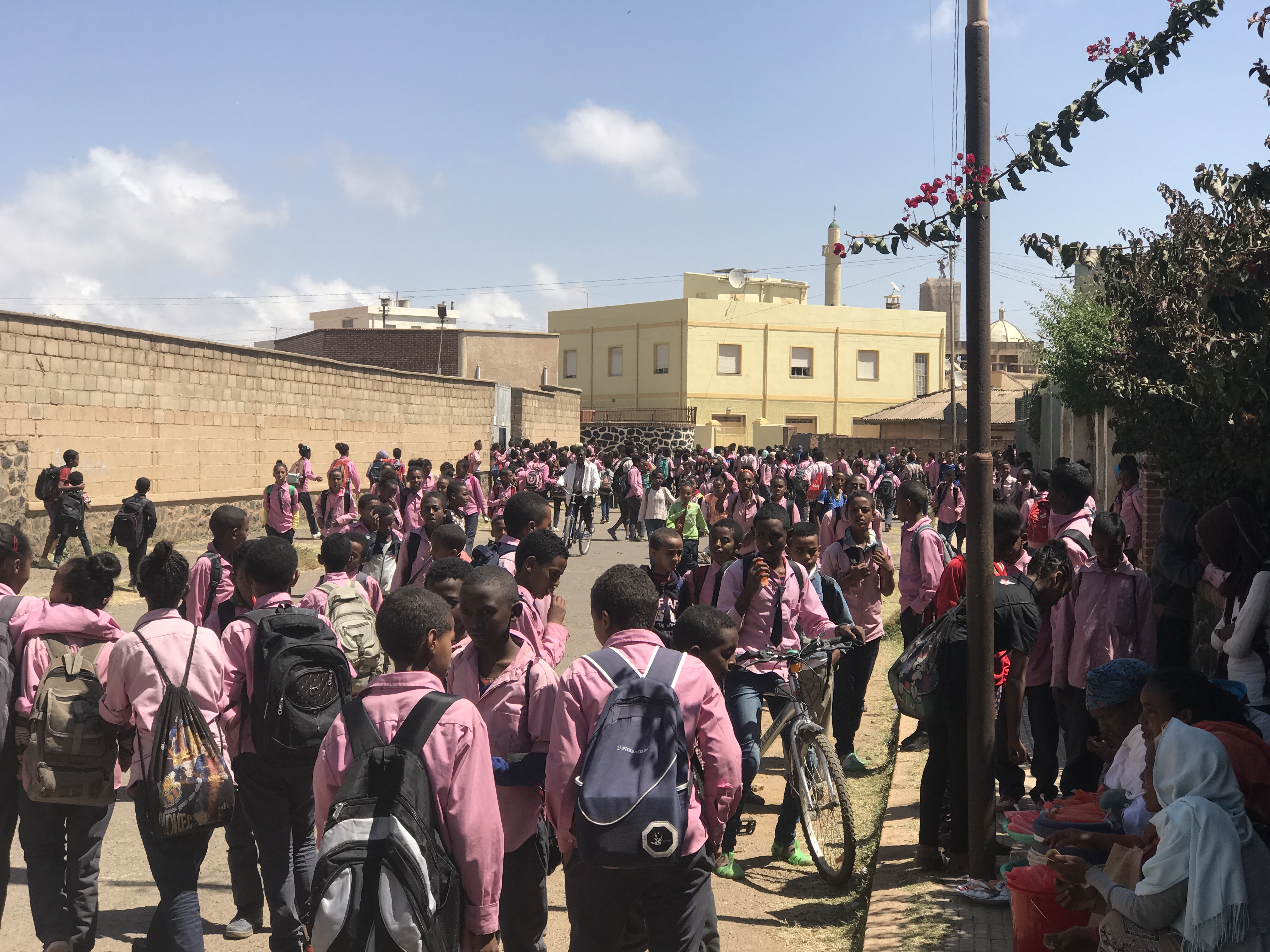 Murid-murid Eritrea beruniform