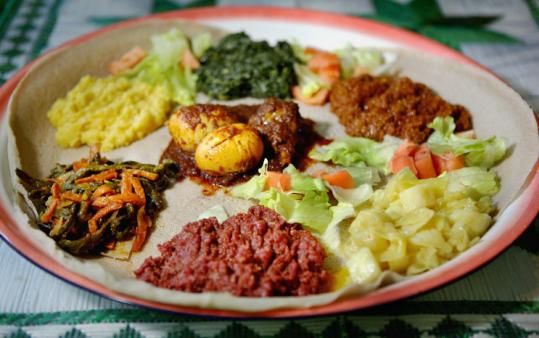 Injera Eritrea dengan pelbagai stu