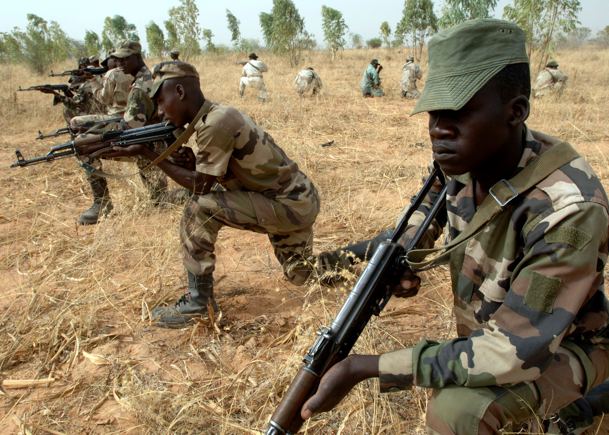 Soldiers from the 322nd Parachute Regiment practice field tactics with the U.S. Army, 2007