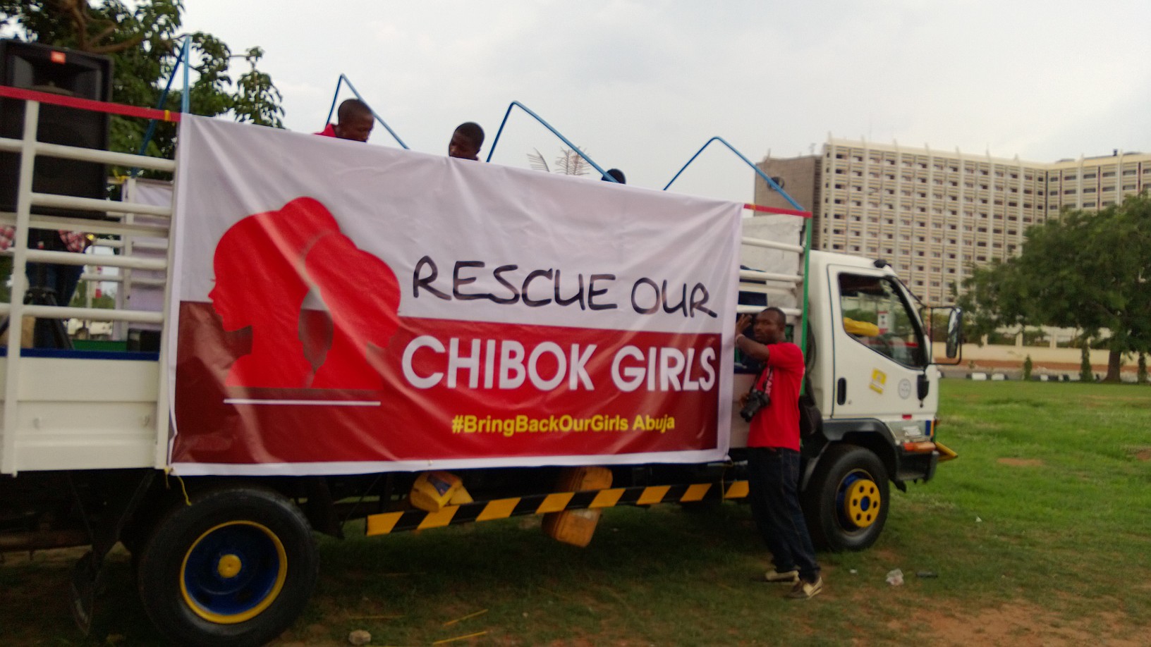 #BringBackOurGirls 인식 제고를 위해 장식된 트럭 사진