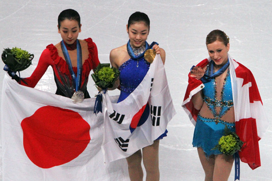 2010년 동계 올림픽 시상대. 왼쪽부터 아사다 마오, 김연아, 조아니 로셰트