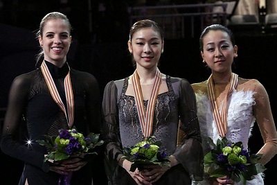 2013年世界選手権の表彰台のキム・ヨナ(中央)、カロリーナ・コストナー(左)、浅田真央(右)