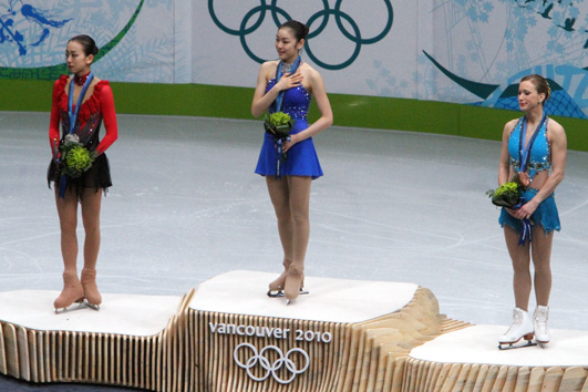 Kim (tengah) di podium Sukan Olimpik Musim Sejuk 2010.