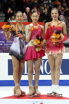 โพเดียมหญิงใน 2007-08 กรังด์ปรีซ์ไฟนอลจากซ้าย: มาโอะ อาซาดะ (ที่ 2), คิม ยอน-อา (ที่ 1), และ คาโรลินา คอสต์เนอร์ (ที่ 3)