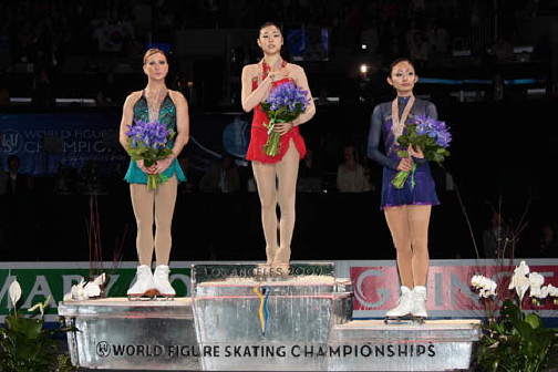 Kim di podium Kejohanan Luncur Ais Berbunga Dunia 2009.