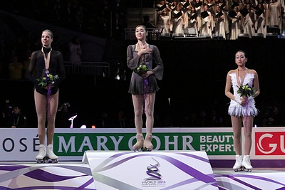 Kim di podium Kejohanan Luncur Ais Berbunga Dunia 2013.