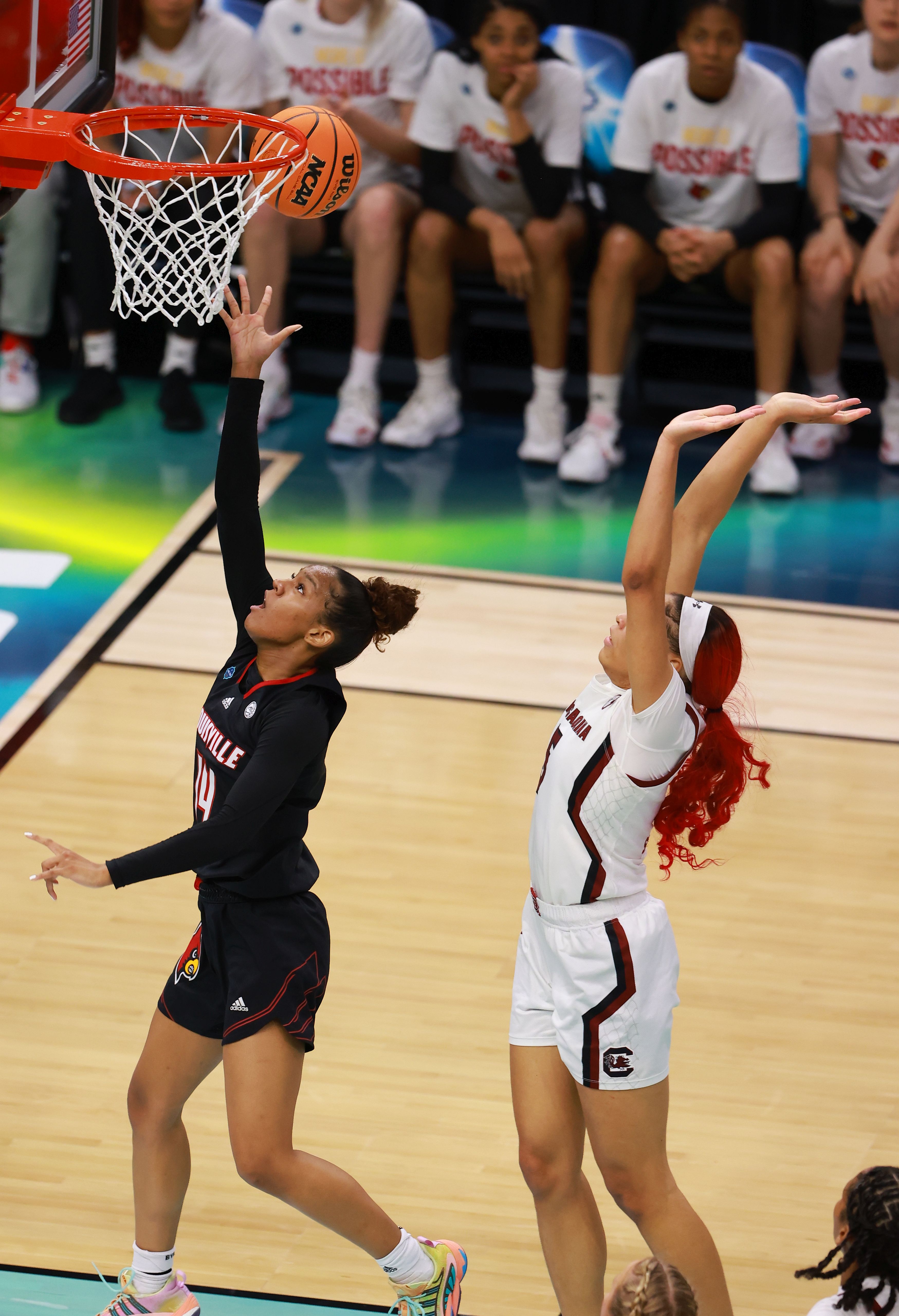 스미스(왼쪽)가 2022 NCAA 토너먼트 파이널 포에서 루이빌 소속으로 활약하는 모습.