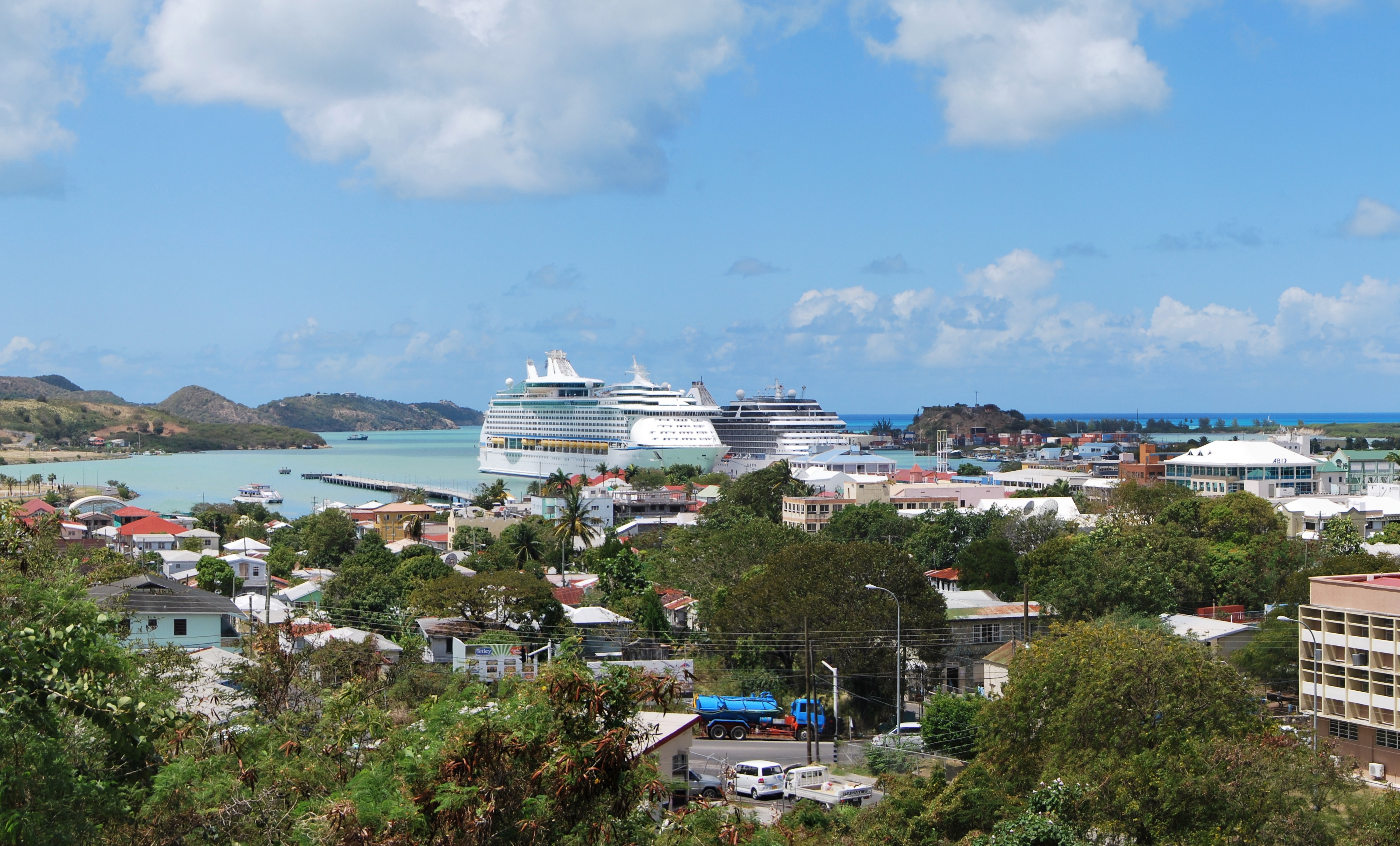 Thủ đô St. John's, trung tâm đô thị và kinh tế của Antigua và Barbuda.