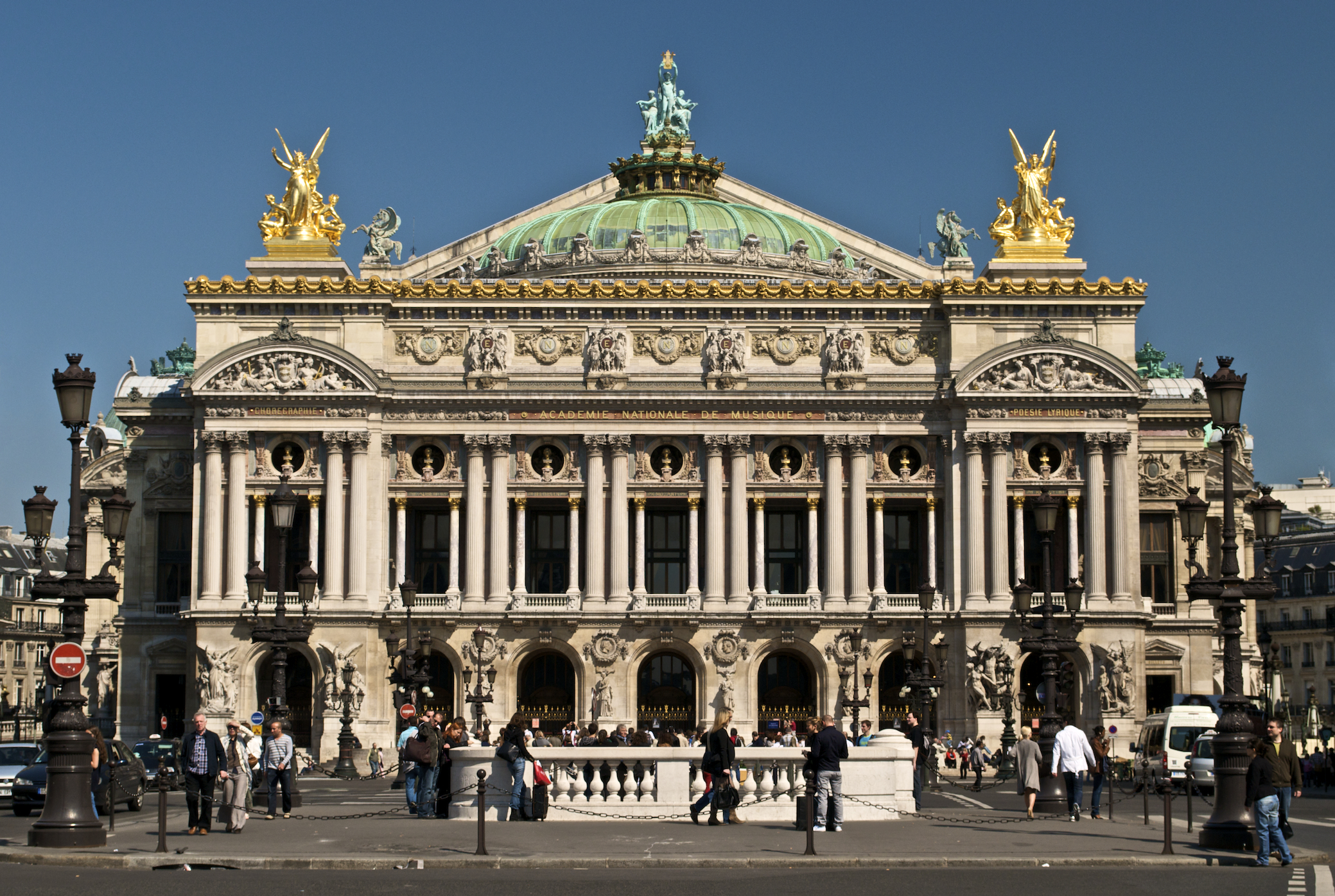 Palais Garnier nhìn từ mặt chính