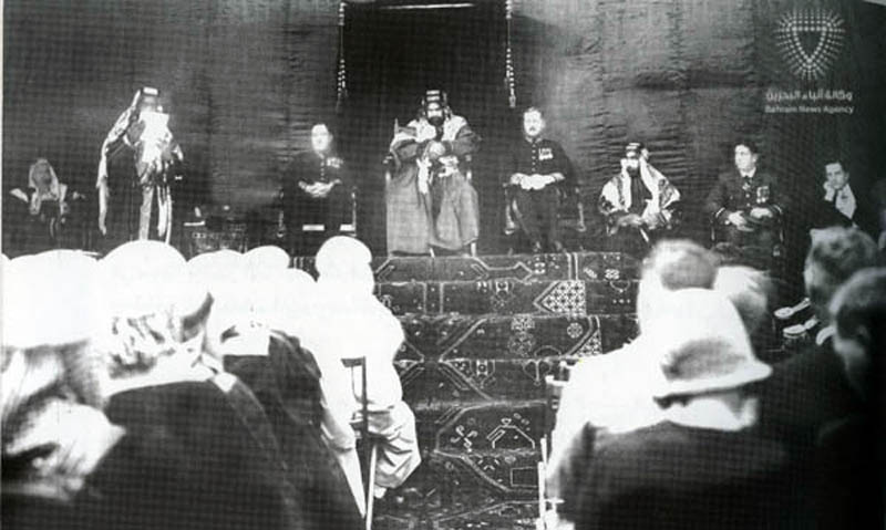 1933年2月、ハマド・ビン・イーサ・アール・ハリーファのバーレーン太守としての戴冠式の写真。