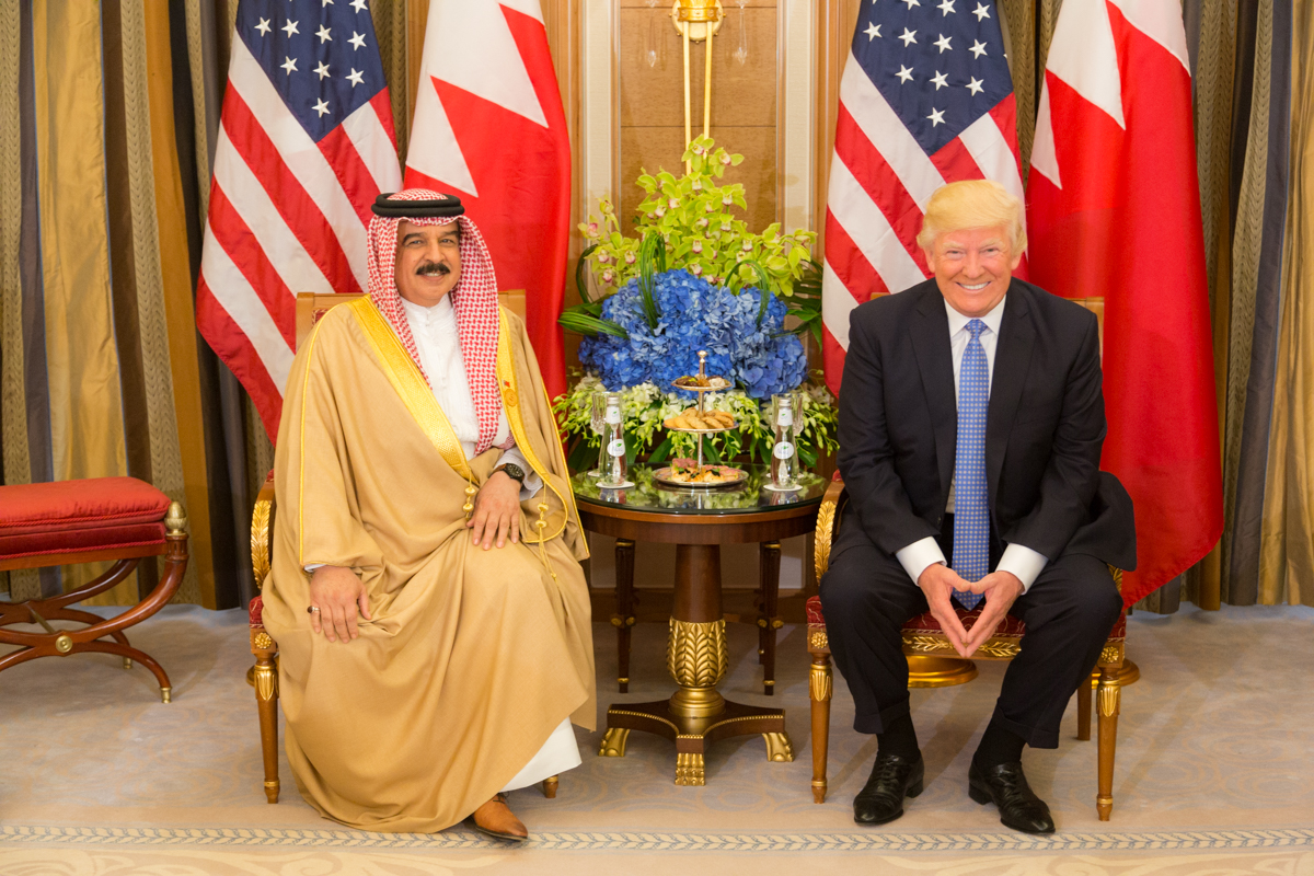 2017年5月、バーレーン国王ハマド・ビン・イーサ・アール・ハリーファと会談するアメリカ大統領ドナルド・トランプ