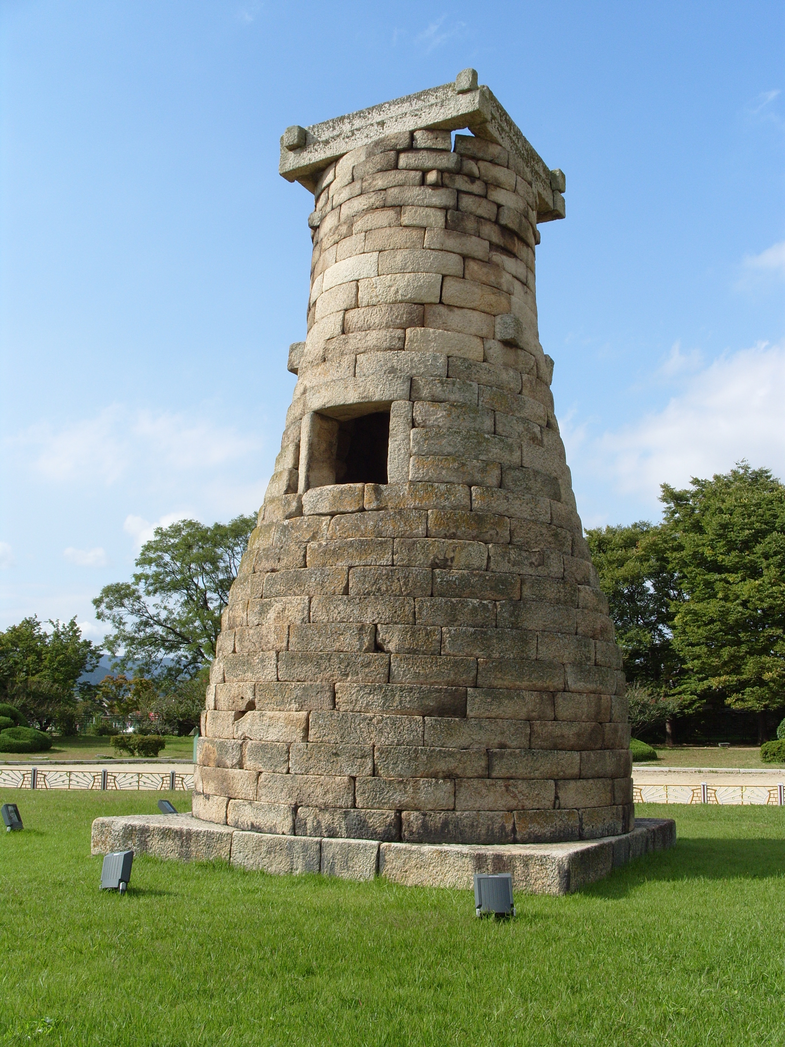 Cheomseongdae, balai cerap astronomi di Gyeongju, dibina pada abad ke-7 semasa pemerintahan Ratu Seondeok dari Silla. Ia merupakan salah satu balai cerap tertua yang masih wujud di dunia.