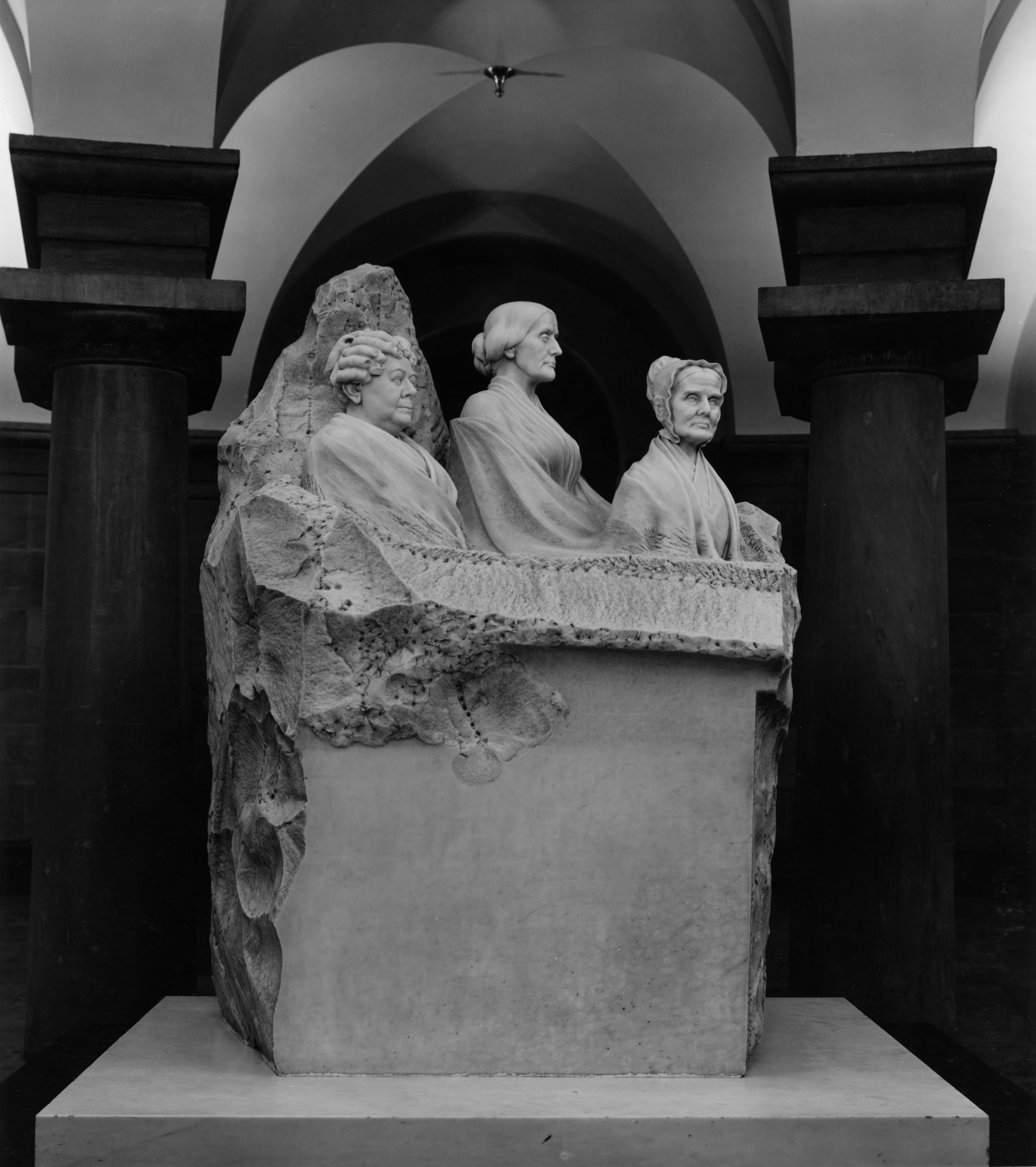 Portrait Monument, patung Anthony, Elizabeth Cady Stanton, dan Lucretia Mott di rotunda Bangunan Capitol AS. Dicipta oleh Adelaide Johnson pada tahun 1920.