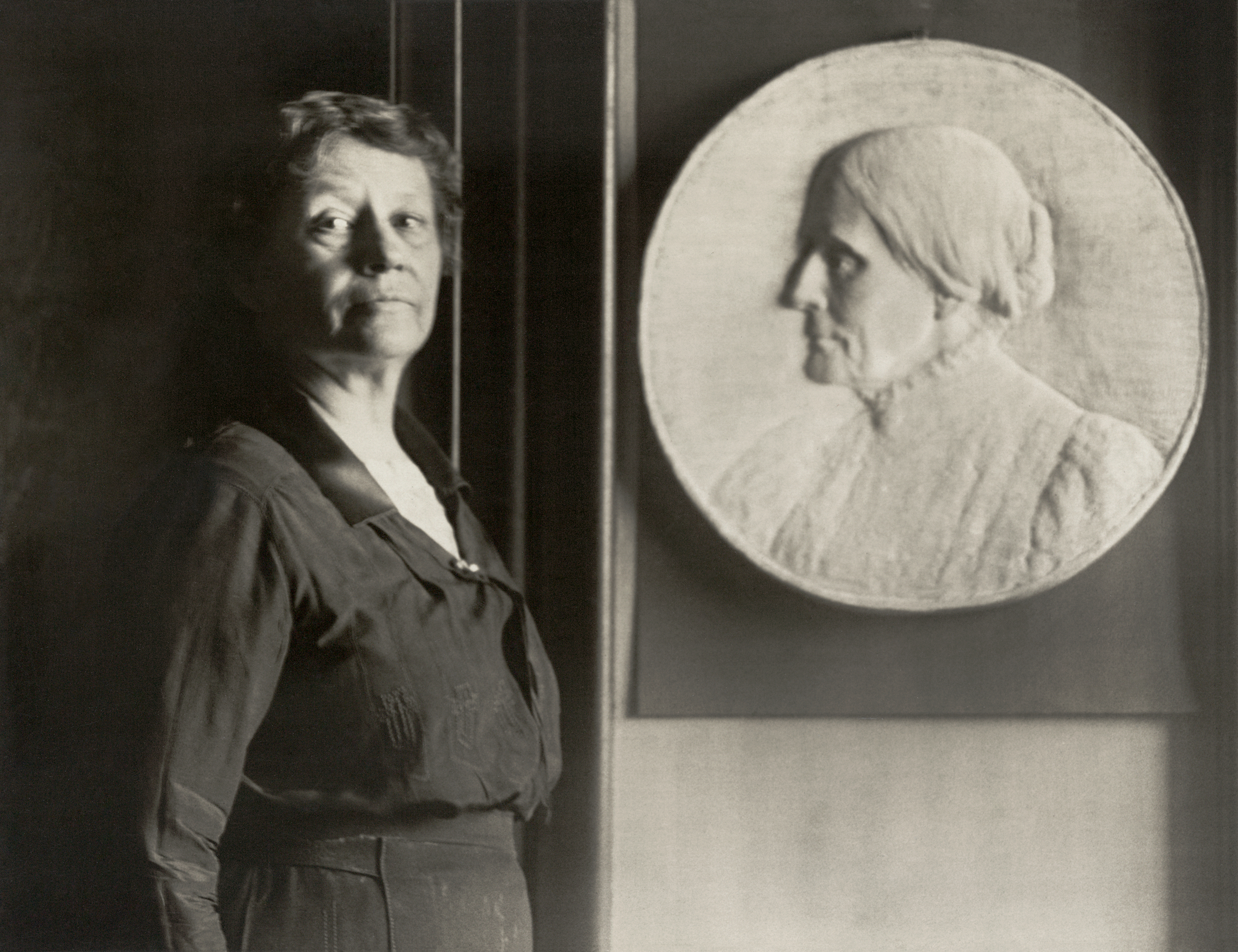 Leila Usher, di sebelah bas-relief Susan B. Anthony yang didermakannya kepada National Woman's Party.