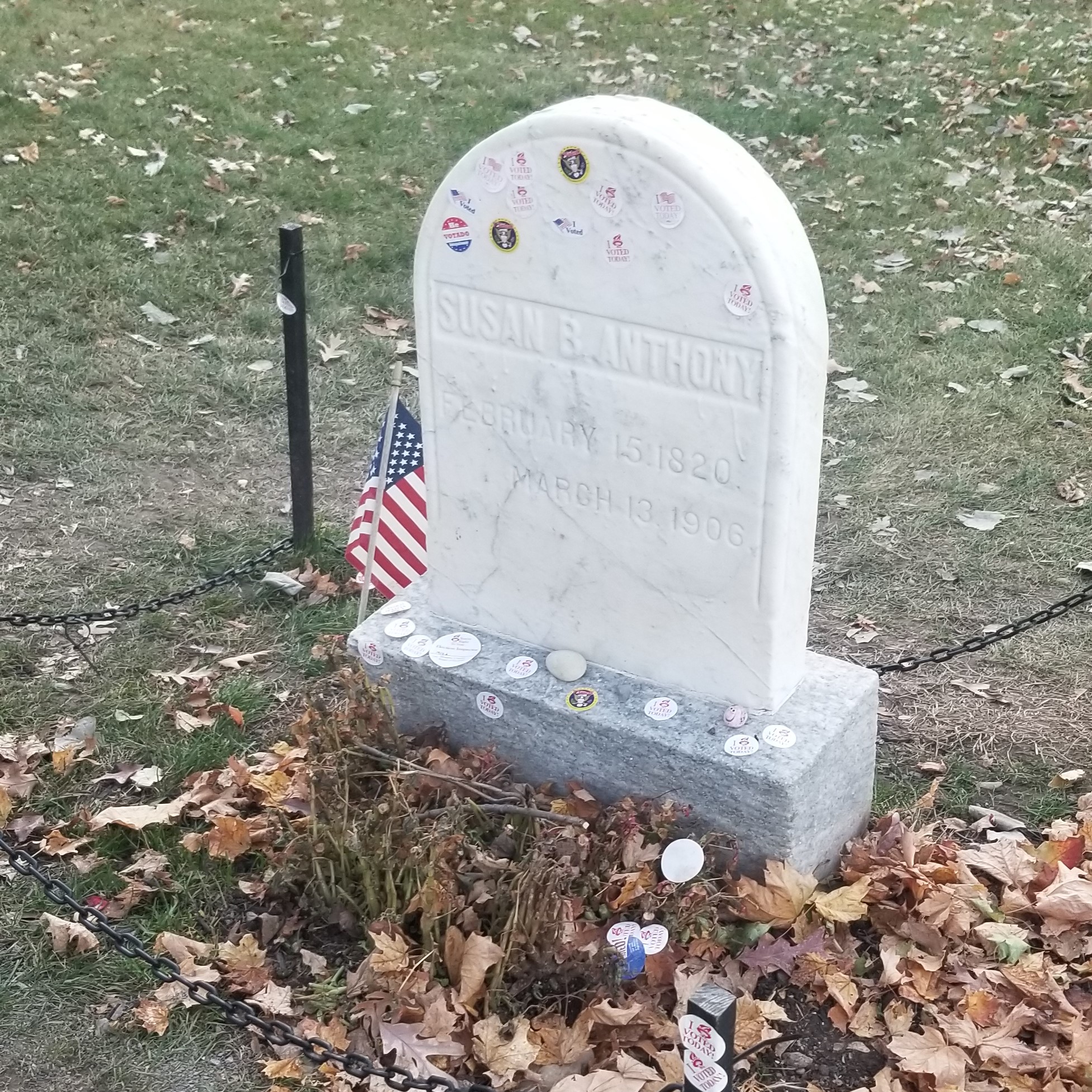 Bia mộ của Susan B. Anthony với các nhãn dán