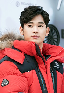 카메라를 응시하는 김수현의 사진
