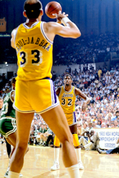 Abdul-Jabbar menerima hantaran daripada Magic Johnson semasa Final NBA 1985
