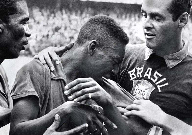 1958년 FIFA 월드컵 결승전 후 브라질의 우승을 축하하는 모습. 왼쪽부터 지지, 펠레, 지우마르.