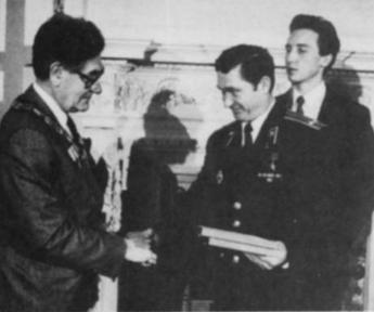 1987년, 영국에서 훈장을 수여받는 텔랴트니코프.