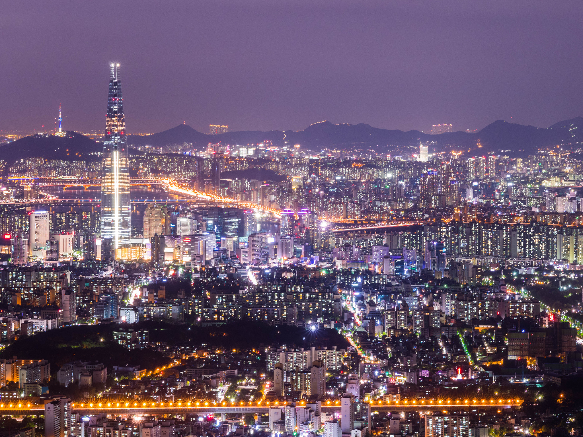 Pemandangan Seoul dari Gunung Namsan, kota terbesar dan ibu kota Korea Selatan.