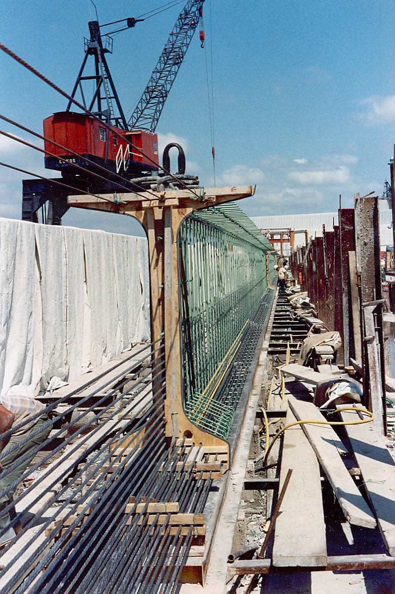 텐던이 하단에 있는 콘크리트 I형 보의 거푸집