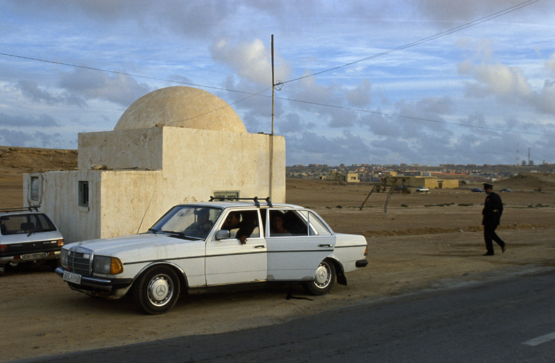 Một trạm kiểm soát của cảnh sát Maroc ở ngoại ô Laayoune