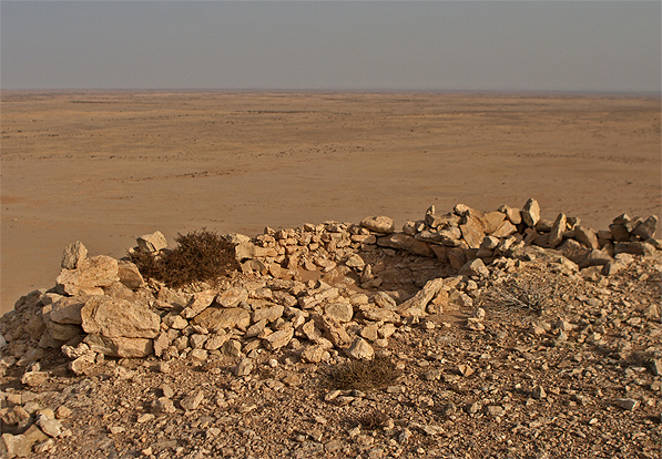 Một sangar (công sự) từ cuộc xung đột Tây Sahara. Công sự được xây bằng đá trên đỉnh một mesa nhìn ra Grart Chwchia, Al Gada, Tây Sahara. Sangar hướng về phía bắc và có lẽ được người Sahrawi xây dựng vào những năm 1980.