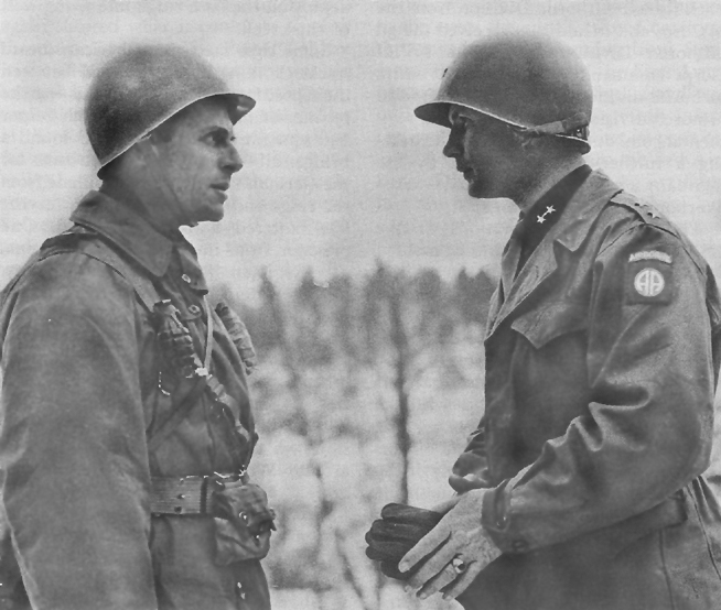 バルジの戦い中のリッジウェイとジェームズ・M・ギャビン少将(1944年12月19日)