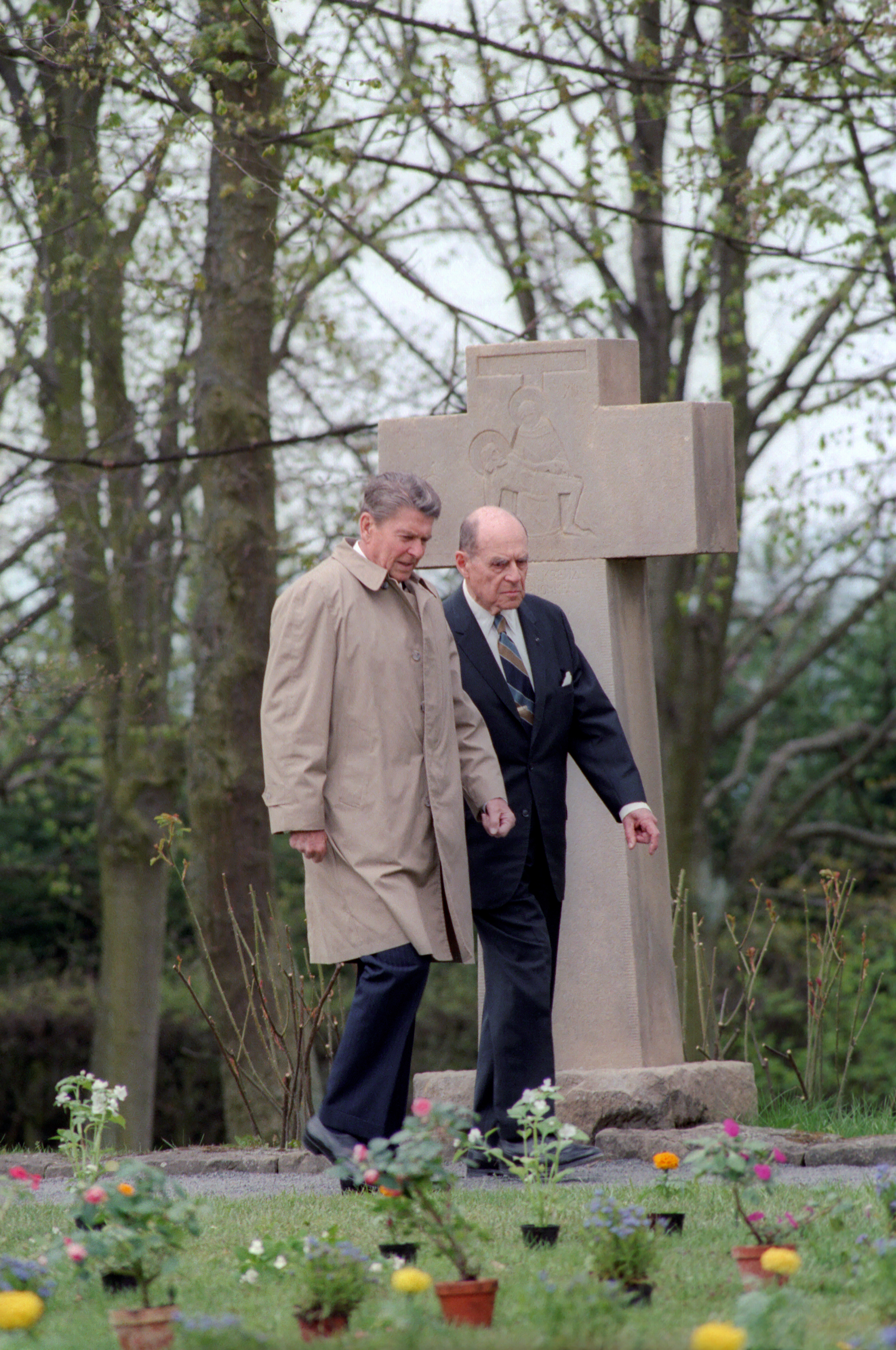 西ドイツのビットブルク墓地でロナルド・レーガン大統領と歩くリッジウェイ(1985年5月5日)