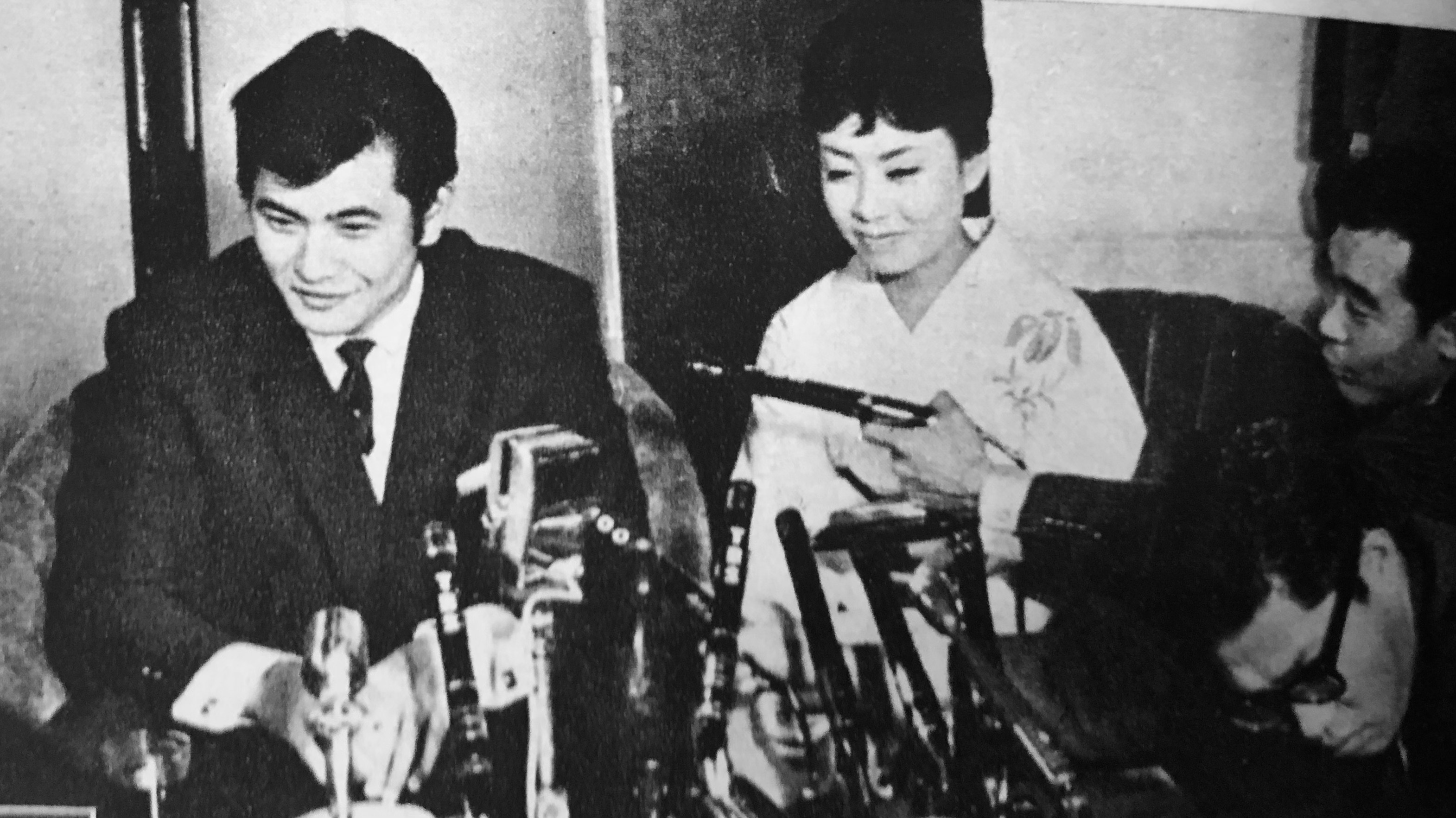 Hibari Misora dan Akira Kobayashi mengumumkan pertunangan mereka pada 29 Mei 1962.